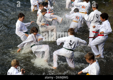 Wolfhagen, Allemagne, une personne dans une classe de taekwondo au bord de l'eau Banque D'Images