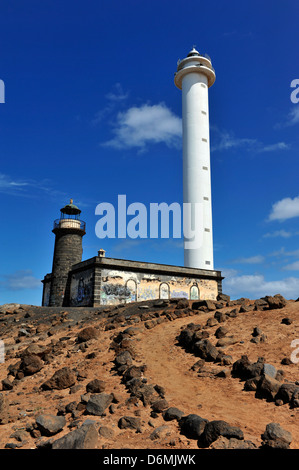 L'ancien et le nouveau faro de pechiguera phares, Playa Blanca, Lanzarote, avec un ciel bleu et les nuages. Banque D'Images