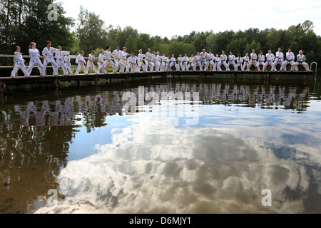 Wolfhagen, Allemagne, les gens dans un cours de Taekwondo sur l'eau Banque D'Images