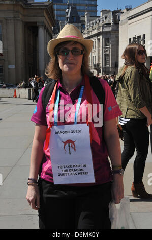 Trafalgar Square, Londres, Royaume-Uni. 20 avril 2013. Jeux Olympiques un ambassadeur travaillant à la fête de St George. La Fête de Saint George à Trafalgar Square pour célébrer la glorieuse de l'alimentation. Le maire de Londres invite les Londoniens et les visiteurs à une fête de la St George, une célébration de la nourriture anglaise, y compris un marché alimentaire de l'anglais, un Dragon de 5 mètres, jongleurs, bouffons et jongleurs de divertir la foule. Crédit : Matthieu Chattle/Alamy Live News Banque D'Images