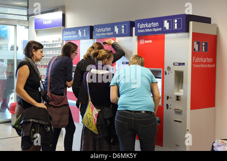 Berlin, Allemagne, les voyageurs sur un ticket machine Banque D'Images