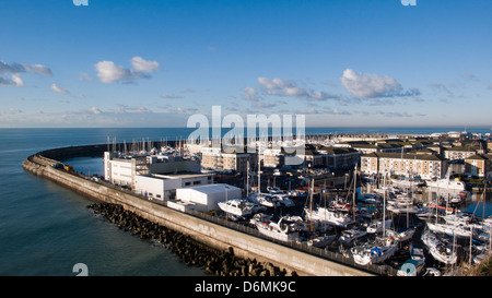 Brighton Marina Village et sea wall, lumière du matin Banque D'Images