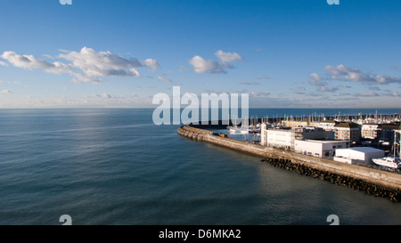 Brighton Marina et sea wall, lumière du matin Banque D'Images