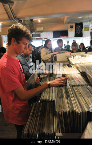 Berwick Street, Soho, London, UK. 20 avril 2013. La navigation à travers 12' LPs dans un magasin de disques indépendants. Record Store Day a été conçu en 2007 lors d'un rassemblement de propriétaires de magasins de disques indépendants et employés comme une façon de célébrer et de faire connaître la culture unique entourant plus de 700 propriétaires de magasins de disques aux États-Unis et des milliers de magasins similaires à l'échelle internationale. Le Royaume-Uni fait de même et 2013 verra la sixième célébration de la UK's unique du secteur indépendant. Banque D'Images