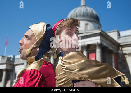 Londres, Royaume-Uni. 20 avril, 2013. Sur la photo : Cour bouffons causé des méfaits et a diverti la foule. Des milliers de Londoniens ont célébré le jour de rue George (23 avril) à Trafalgar Square, qui a été décoré en rouge et blanc. Photo : Nick Savage/Alamy Live News Banque D'Images