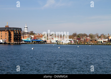 Toits de la ville d'Annapolis, Maryland, vu de l'autre côté de la rivière Severn. State Capitol dome est visible au loin. Banque D'Images