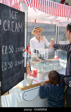 Londres, Royaume-Uni. 20 avril, 2013. Le maire de Londres présente : Fête de St George, Trafalgar Square, London, UK Crédit : Duncan Penfold/Alamy Live News Banque D'Images