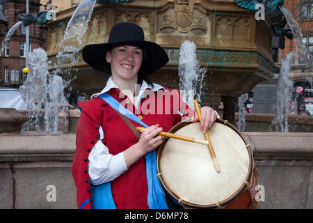 Week-end Manchester 19e, 20e & 21e avril, 2013. Mme Lauren Brunt en uniforme, 18 (MR) un Hogan-vexel le batteur de Norfolk à la St George's week-end célébrations, un événement familial qui s'est tenue à Albert Square et Piccadilly, une extension de la parade annuelle de St George et une entreprise pour aider à célébrer le saint patron de l'Angleterre, avec de nombreuses activités et des artistes. Manchester embrasse le jours où les deux festivals et défilés nationaux visent à rassembler l'ensemble de la ville et fournir des Mancunians avec un événement où différentes identités nationales sont célébrées. Banque D'Images