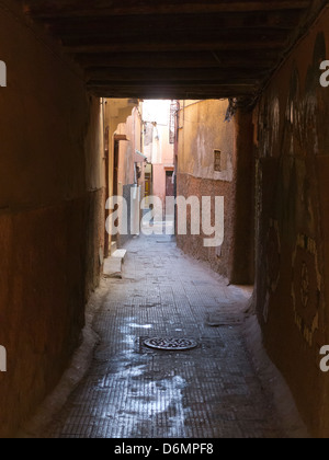 Marche à travers les rues et ruelles couvertes dans la médina de Marrakech, Maroc, Afrique du Nord Banque D'Images