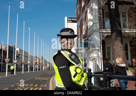 Anniversaire de William Shakespeare à Stratford-upon-Avon, Royaume-Uni. Black police woman en devoir. Banque D'Images