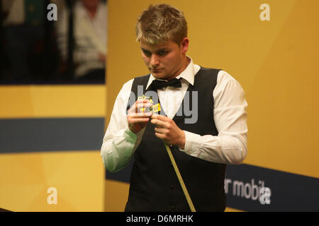 Sheffield, Royaume-Uni. 20 avril, 2013. Michael White en action contre Mark Williams pendant le 1er tour du championnat du monde de snooker du théâtre Crucible. Banque D'Images