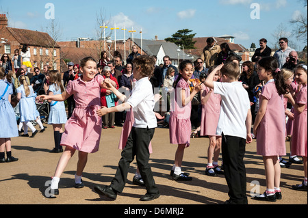 Anniversaire de William Shakespeare à Stratford-upon-Avon, Royaume-Uni. Les enfants de l'École de la danse et s'amusant de l'exercice à l'extérieur. Banque D'Images