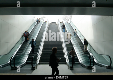 Vu les gens à l'intérieur d'une entrée de la station de métro Banque D'Images