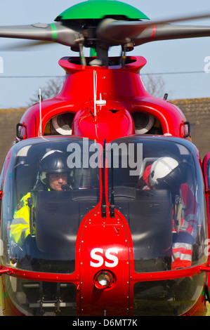 Air Ambulance Holyhead Anglesey au nord du Pays de Galles au Royaume-Uni. Au parc de Holyhead. G-WASS Bond Galles air ambulance Banque D'Images