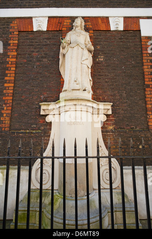 Petite statue de Anna Regina Queen Anne's Gate, Westminster London UK Banque D'Images