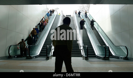 Vu les gens à l'intérieur d'une entrée de la station de métro Banque D'Images