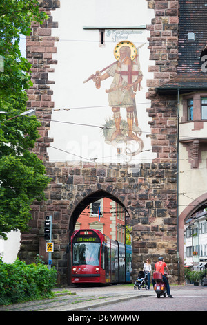 Tramway à l'old town city gate, Freiburg, Germany, Europe Banque D'Images