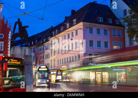 Le tram dans la vieille ville de Freiburg, Baden-Wurttemberg, Germany, Europe Banque D'Images