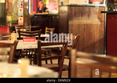 Une table réservée dans un restaurant vide Banque D'Images