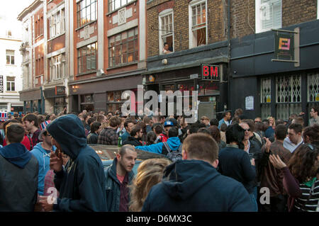 Londres, Royaume-Uni. 20 avril, 2013. Les fans de musique en dehors de BM record shop, parti en célébration de la Journée des disquaires. Cette célébration des magasins de disques indépendants a lieu dans les États-Unis et le Royaume-Uni. Banque D'Images