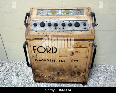 L'ensemble d'essai de diagnostic Ford est un outil de diagnostic utilisé par les mécaniciens Ford pour identifier les problèmes du véhicule. Cet outil permet de rationaliser les processus de réparation et d'entretien en fournissant des données précises sur les systèmes du véhicule. Banque D'Images
