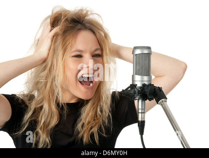 Chanteur de rock hurlant au micro. Isolé sur fond blanc. Banque D'Images