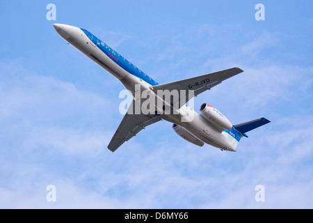 Avion de passagers partant à l'aéroport international de Leeds Bradford à Leeds, West Yorkshire Banque D'Images