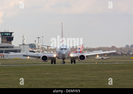 Jet2 avion de passagers à l'atterrissage à l'aéroport international de Leeds Bradford à Leeds, West Yorkshire Banque D'Images