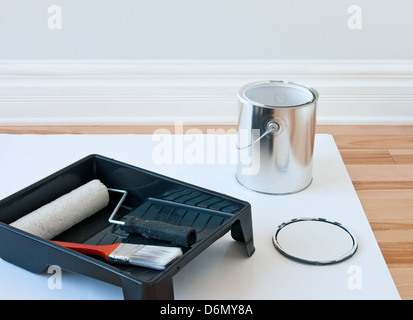 Des rénovations. Outils de peinture et d'une boîte de peinture. Banque D'Images
