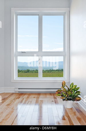 Salle vide avec vue magnifique sur les montagnes et sur le terrain. Banque D'Images