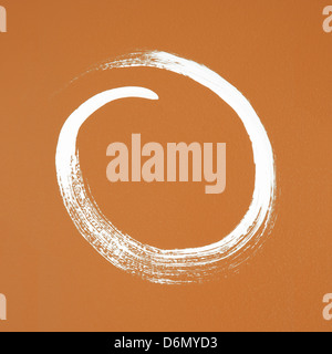 Cercle blanc peint sur fond orange. Coup de pinceau texture. Banque D'Images