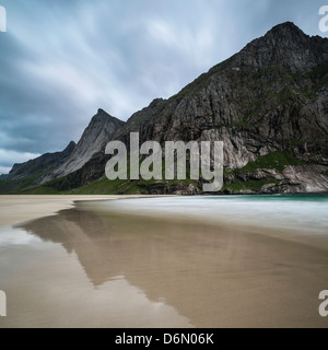 Reflet de sommet de montagne sur Horseid plage, îles Lofoten, Norvège Banque D'Images