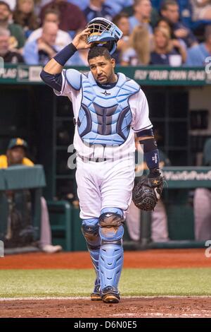 St Petersburg, Floride, USA. 20 avril 2013 : Tampa Bay Rays catcher Jose Molina (28) au cours de l'action de jeu de la Ligue Majeure de Baseball entre les Athletics d'Oakland et les Rays de Tampa Bay. Tampa Bay Oakland défait 1-0 à Tropicana Field à St Petersburg, FL. Banque D'Images