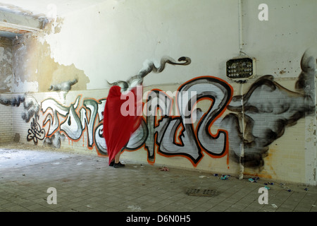 Beelitz, Allemagne, une personne en face d'un graffiti dans un bâtiment de l'ancienne Heilstaetten Beelitz Banque D'Images