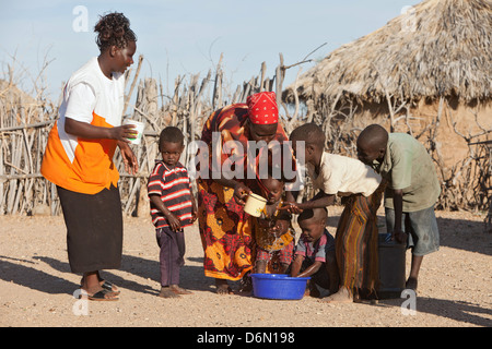 Lodwar, Kenya, Leah lobaire Imoru, membre du personnel de l'organisme de bienfaisance de l'enfant World Vision visité Alice Kodet Banque D'Images