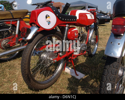 La Moto Morini Corsarino est une petite moto italienne connue pour sa taille compacte et ses performances élevées. Cette image arrière met en valeur son design classique et le moteur de 50 cm3 qui en a fait un choix populaire pour la moto légère. Banque D'Images