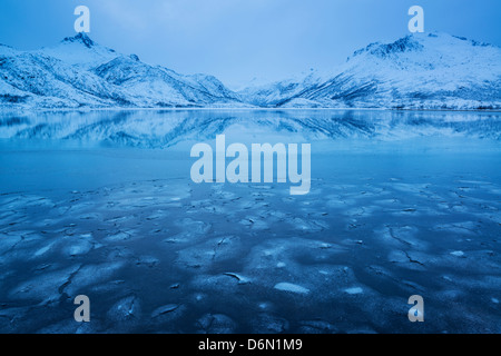 La glace se forme sur l'Vatterfjordpollen, Austvågøy, îles Lofoten, Norvège Banque D'Images