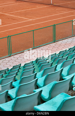 Sièges en tribune verte et court de tennis Banque D'Images