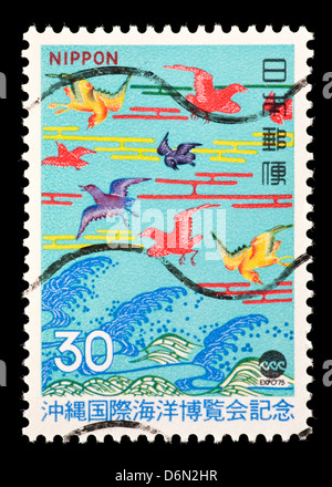 Timbre-poste du Japon représentant la peinture Oiseaux en vol par Bingata. Banque D'Images