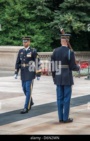 Gardiens de la tombe du soldat inconnu dans le Cimetière National d'Arlington, en Virginie. Banque D'Images