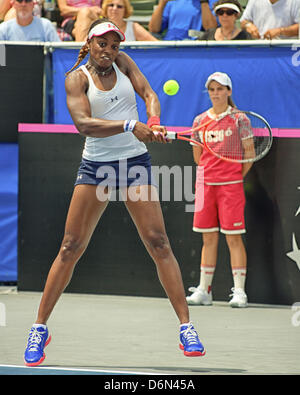 Delray Beach, Florida, USA. 20 avril, 2013. SLOANE STEPHENS, de l'United States, retourne à Sofia Arvidsson, de la Suède, au cours d'un match du groupe mondial de la Fed Cup match de tennis à l'Delray Beach Tennis Center à Delray Beach, en Floride, Arvidsson défait Stephens, 6-4, 4-6, 6-1. Le 16e rang Stephens joue son premier match de Fed Cup et était clairement nerveux. (Crédit Image : © Arnold Drapkin/ZUMAPRESS.com) Banque D'Images