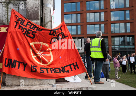 L'union fait la force bannière à Manchester le 20 avril 2013. . 'Ax la chambre Taxe" l'union fait la force banner à la réunion publique et manifestation à Piccadilly de l'organisation des services utilisateurs Commission contre Conseil de Salford coupes dans les services de santé mentale. Manchester Salford et utilisateurs de la santé mentale s'unissent pour la démo. Les membres du comité des utilisateurs du Service (États-Unis) s'est joint à Manchester les utilisateurs de services & Mental Health Network (MUN) à Manchester Piccadilly Gardens. Banque D'Images