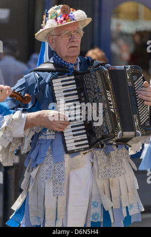 Oxford, UK. 20 avril, 2013. Un accordéon en costume player avec une prestation de l'équipe de danse à Oxford's Broad Street à l'assemblée annuelle de l'Oxford folk festival week-end Banque D'Images