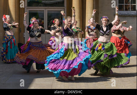 Oxford, UK. 20 avril, 2013. Artistes d'Ashnah la danse du ventre à Bonn Square à l'assemblée annuelle de l'Oxford Week-end Folk. Banque D'Images