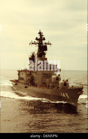 Le JDS Shirane DDH 143, un destroyer japonais, a servi dans la Force d'autodéfense maritime japonaise. Ce navire faisait partie de la défense navale et des opérations navales du Japon pendant la période d'après-guerre. Banque D'Images