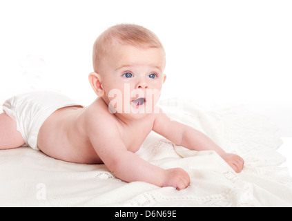 Mignon petit garçon de 4 mois sur un fond blanc Banque D'Images