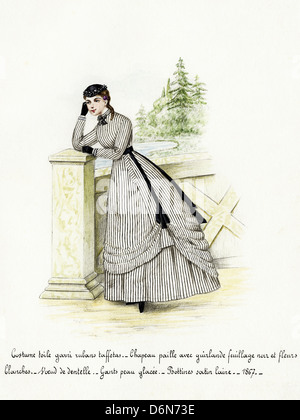 La mode française de l'époque victorienne en date du 1867. Aquarelle originale avec description de la conception en langue française de l'artiste inconnu Banque D'Images