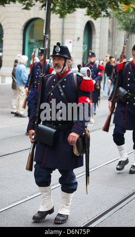 Zurich - 1 août : fête nationale suisse défilent le 1 août 2009 à Zurich, Suisse. les hommes dans un uniforme militaire historique de la ville de Zurich. Banque D'Images