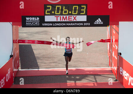 Le Mall, Londres. 21 avril, 2013. La finale du Marathon de Londres 2013. Les hommes d'élite, le gagnant de l'Éthiopie Kebede brise la bande. Banque D'Images