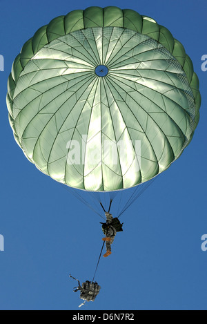 US Army paratrooper parachute de soldats au cours d'un exercice d'airdrop, 17 avril 2013 à la Zone de Chute Malemute, en Alaska. Banque D'Images